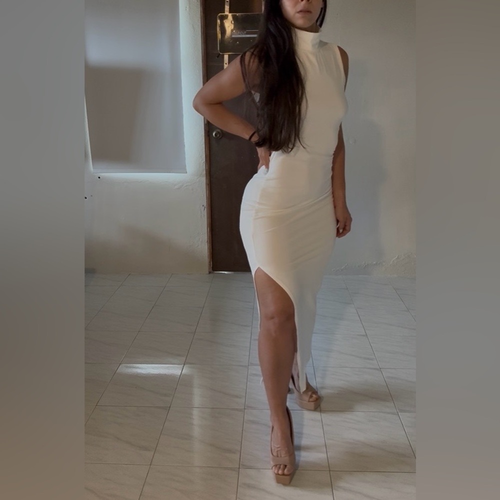🆕White Backless Cross-Strap Maxi Dress - Picture 11 of 15